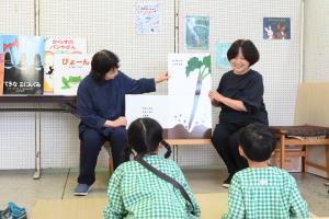 絵本の読み聞かせの様子