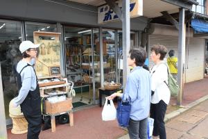 店主の説明を聞いている様子