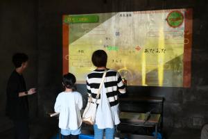 ワークショップのゲームを楽しむ親子