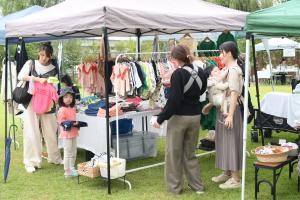 子ども服を見ている様子