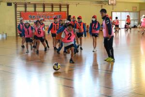 サッカーを楽しむ生徒たちと園田選手