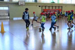 シュートを狙う生徒と守る園田選手