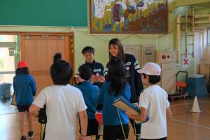 選手と生徒のハイタッチ