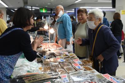 店員と会話を楽しむ来場者