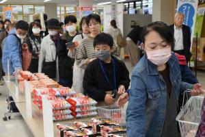 数ある駅弁から購入品を選択する来場者