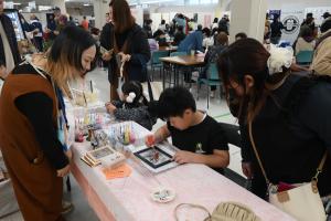 ワークショップを楽しむ子ども