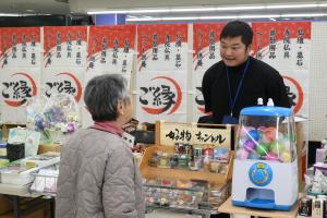 店員と会話をする来場者