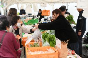 野菜を購入する来場者