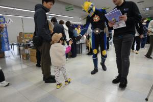 ミツケナイトとハイタッチする子ども