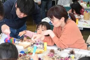 木工クラフトを楽しむ親子