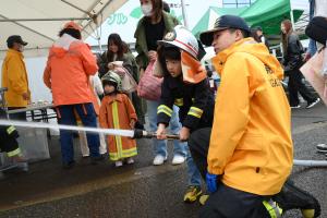 放水体験を行う子ども