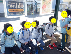 バスを待つ児童