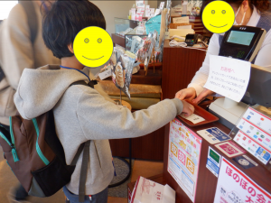 支払いをする児童