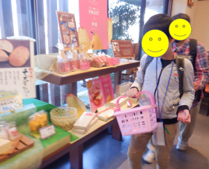 商品を選ぶ児童