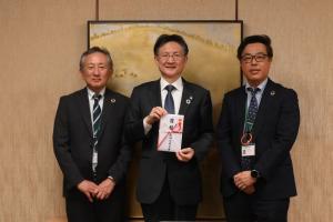 長岡信用金庫様から寄付をいただいた時の様子