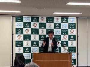 定例記者会見の様子