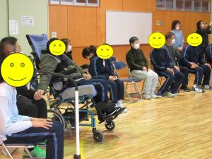 報告を聞いている