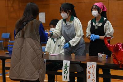 生徒が商品を渡している様子