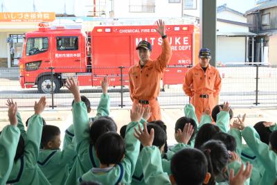 消防隊員の声掛けに園児たちが応えている様子