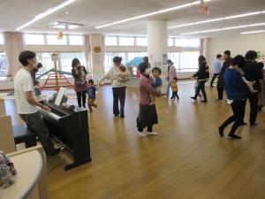 リズムに合わせて歩きます