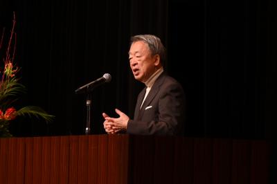 来場者を見ながら話す池上さん