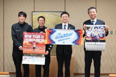 稲田市長と記念撮影する様子