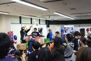 お菓子まきの様子