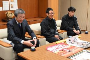 セキノ興産陸上部の表敬を受けたときの様子