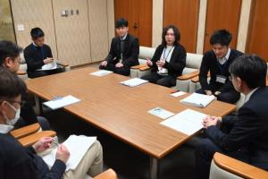 市の地域おこし協力隊と職員有志が公有地活用の実証実験で得た収益金を寄附した時の様子