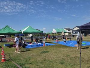 市の地域おこし協力隊と職員有志による公有地活用の実証実験の様子