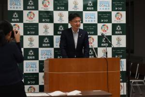 定例記者会見の様子