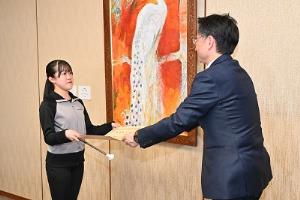 賞状を受け取る小出さん