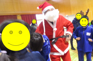 サンタクロースと踊る児童