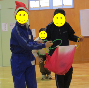 協力してゲームをする児童