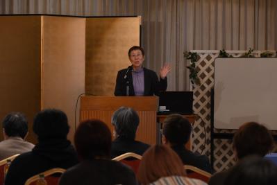 わかりやすく説明する南雲陽子先生