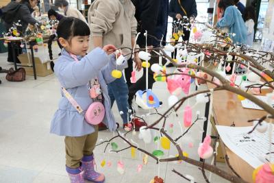 楽しそうに取り付けを行う子どもの様子