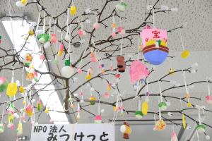 天井から垂れ下がる装飾