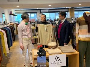 第一ニットでの月間にいがたの取材の様子