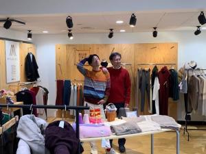 第一ニットでの月間にいがたの取材の様子