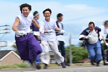 一斉に凧糸を引く様子