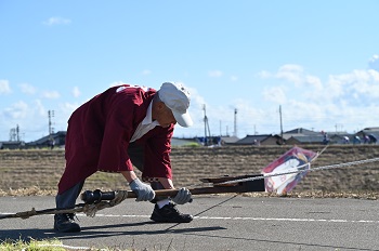 河川敷を挟んで合戦する様子