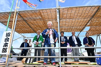 開会あいさつを行う会長の様子