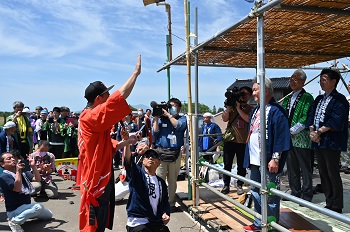 開会式で宣誓を行う組長の様子