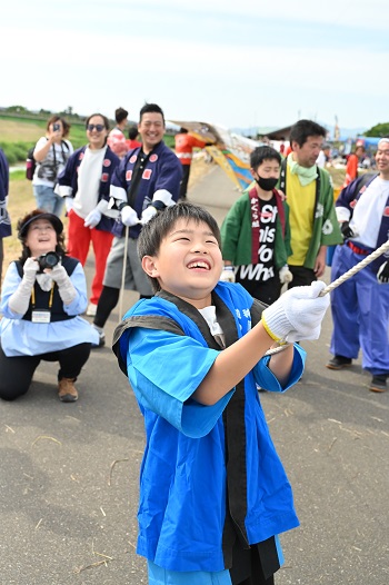 凧揚げを体験する子供の様子