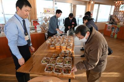 お惣菜を選ぶ来場者