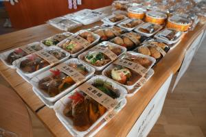 おいしそうなお惣菜が並ぶ