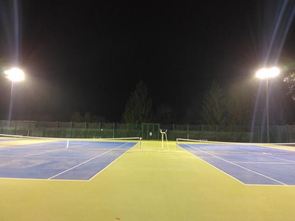 テニスコートの画像