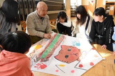 真剣に話を聞く児童たち