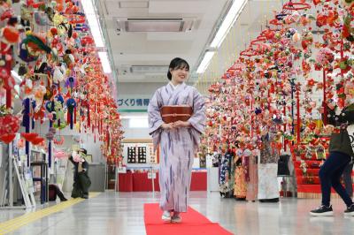 ランウェイを歩く参加者