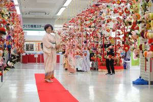 ポーズを決める様子